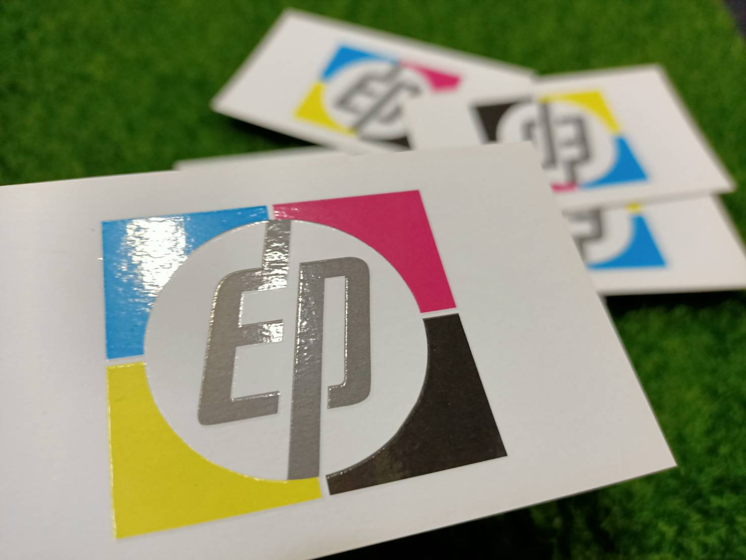 【名片材質】│雙霧局部光立體浮雕卡